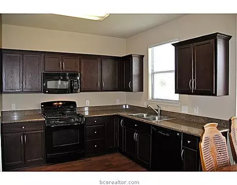 2000 Spring Leaf Ct, Bryan, TX 77807 photo 3