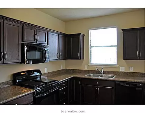 2000 Spring Leaf Ct, Bryan, TX 77807 photo 2