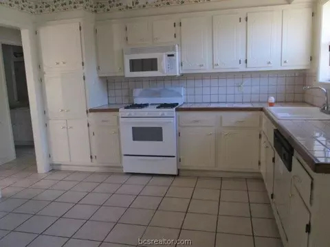 2204 Long Dr, Bryan, TX 77802 photo 9