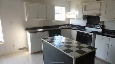8712 Grove Dr, Bryan, TX 77808 photo 5