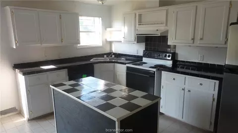 8712 Grove Dr, Bryan, TX 77808 photo 7