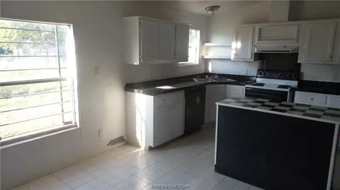 8712 Grove Dr, Bryan, TX 77808 photo 4