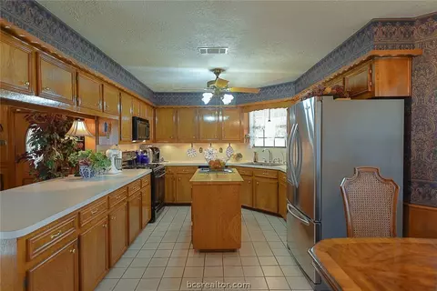 408 E Browning St, Calvert, TX 77837 photo 9