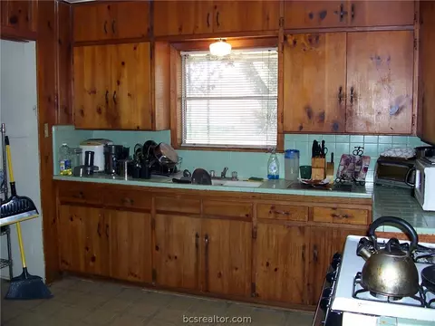 2303 Franklin Dr, Bryan, TX 77801 photo 3