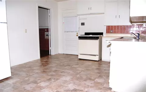 2214 Franklin Dr, Bryan, TX 77801 photo 4