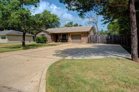 404 Tee Dr, Bryan, TX 77801 photo 2
