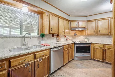 404 Tee Dr, Bryan, TX 77801 photo 7