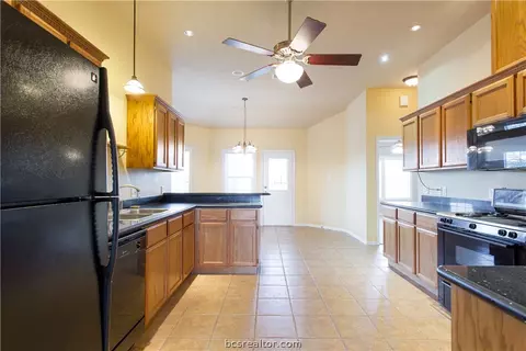 4911 Park Hampton Dr, Bryan, TX 77802 photo 8