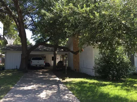 704 E 11th St, Cameron, TX 76520 photo 2