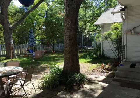 704 E 11th St, Cameron, TX 76520 photo 4