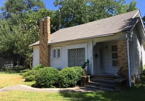 704 E 11th St, Cameron, TX 76520 photo 1