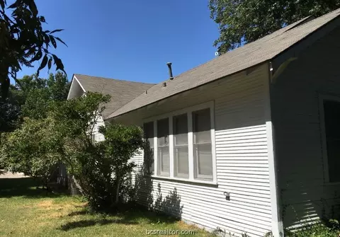 704 E 11th St, Cameron, TX 76520 photo 9