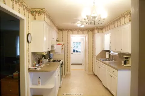 208 E 15th St, Cameron, TX 76520 photo 2
