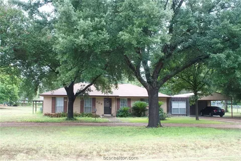 208 E 15th St, Cameron, TX 76520 photo 1