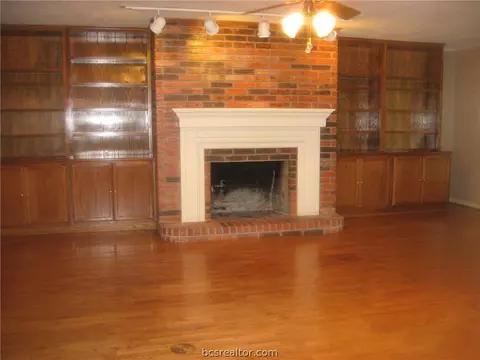 4717 Williamsburg Dr, Bryan, TX 77802 photo 6
