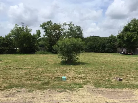 1417 Maple Dr, Bryan, TX 77803 photo 1