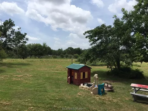 1417 Maple Dr, Bryan, TX 77803 photo 3