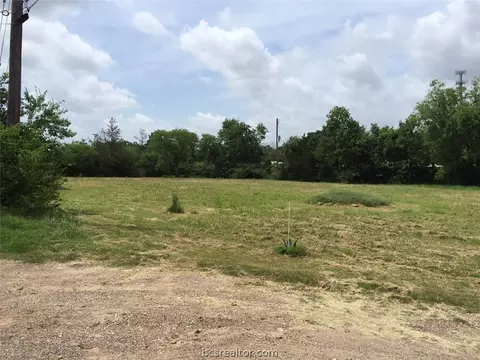 1417 Maple Dr, Bryan, TX 77803 photo 2