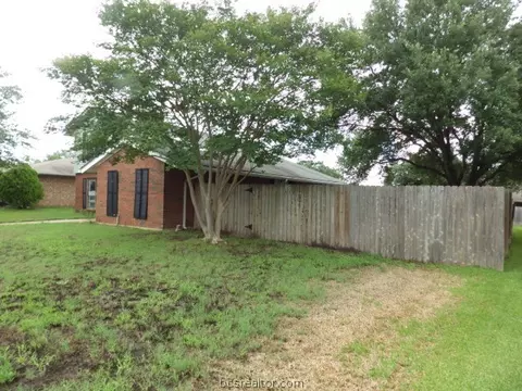 2319 Windsor Dr, Bryan, TX 77802 photo 3
