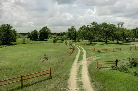 6088 Hare Ln, Bryan, TX 77808 photo 3