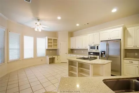 5002 Fairfield Ct, Bryan, TX 77802 photo 8