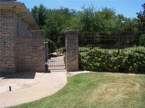 5002 Fairfield Ct, Bryan, TX 77802 photo 3
