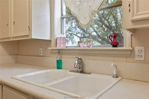 3614 Windridge Dr, Bryan, TX 77802 photo 6
