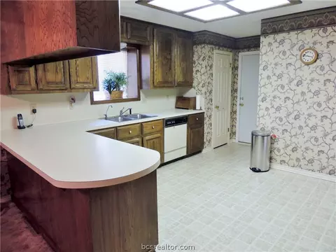3605 Brighton Dr, Bryan, TX 77802 photo 5