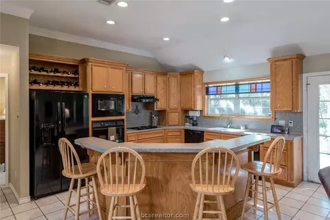 2308 Bastrop Cir, Bryan, TX 77808 photo 4