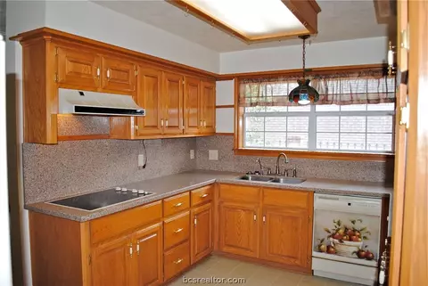 3010 Broadmoor Dr, Bryan, TX 77802 photo 8