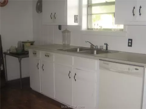 700 E 30th St, Bryan, TX 77803 photo 4