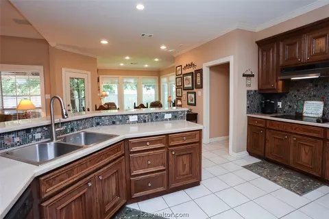 3810 Park Hampton Dr, Bryan, TX 77802 photo 5