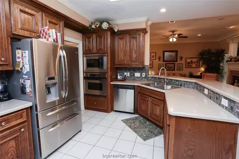 3810 Park Hampton Dr, Bryan, TX 77802 photo 7