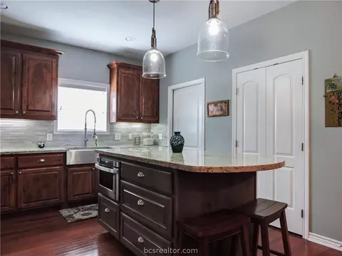 1910 Debbie Dr, Bryan, TX 77802 photo 4