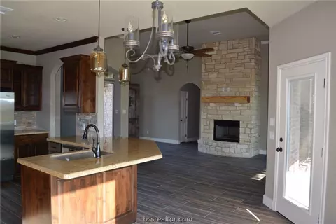 7566 Los Lobos Dr, Bryan, TX 77803 photo 2