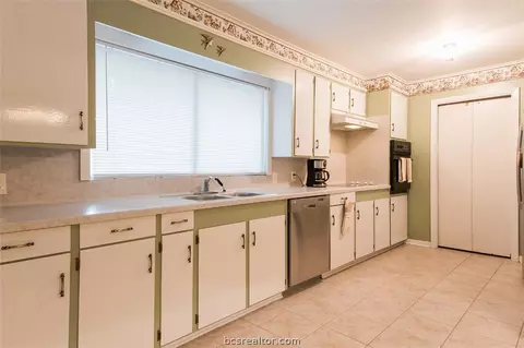 2306 Wayside, Bryan, TX 77802 photo 7
