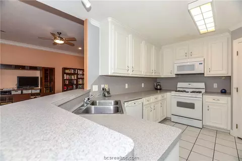 6201 Pelham Ct, Bryan, TX 77803 photo 9