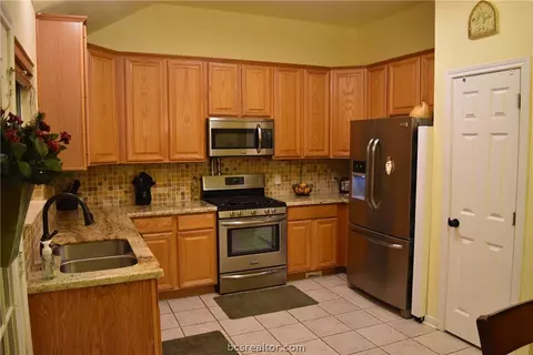 2015 Kimmy Dr, Bryan, TX 77807 photo 2