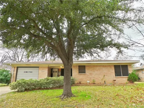2002 Wayside Dr, Bryan, TX 77802 photo 1