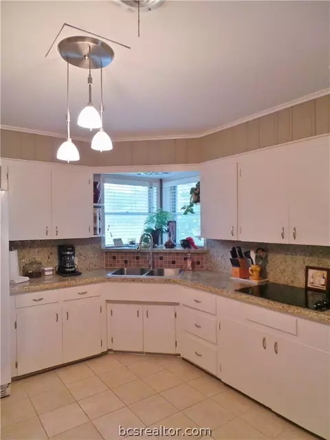 2002 Wayside Dr, Bryan, TX 77802 photo 9