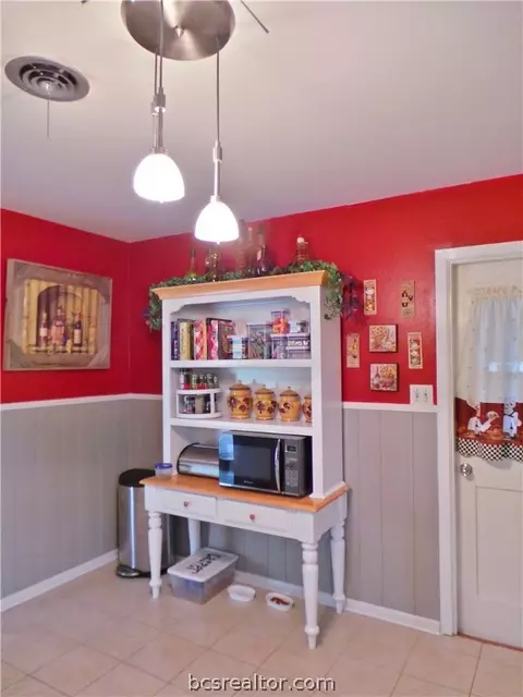 2002 Wayside Dr, Bryan, TX 77802 photo 8