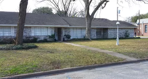 601 E 11th St, Cameron, TX 76520 photo 1