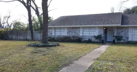 601 E 11th St, Cameron, TX 76520 photo 2
