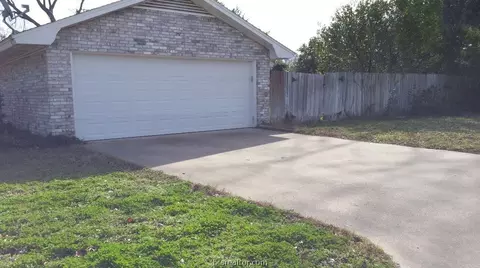 601 E 11th St, Cameron, TX 76520 photo 4