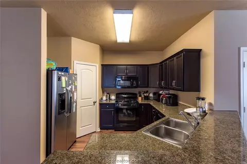 2024 Turning Leaf Dr, Bryan, TX 77807 photo 6