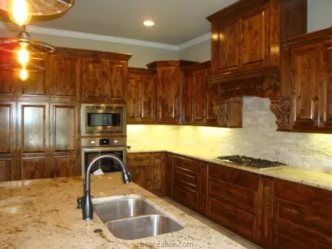 6823 Mccrae Ln, Bryan, TX 77808 photo 3