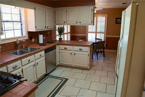 2903 Par Dr, Bryan, TX 77802 photo 9