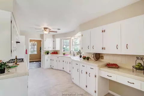 2507 Willow Bend Dr, Bryan, TX 77802 photo 6