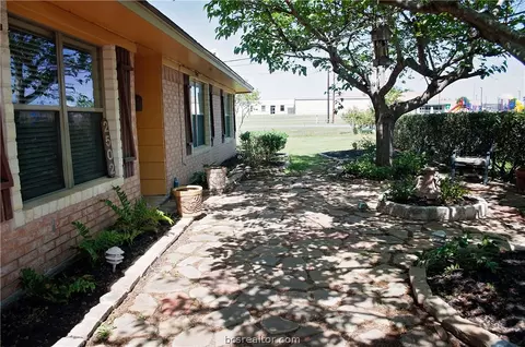 2502 Mchaney Dr, Bryan, TX 77803 photo 2
