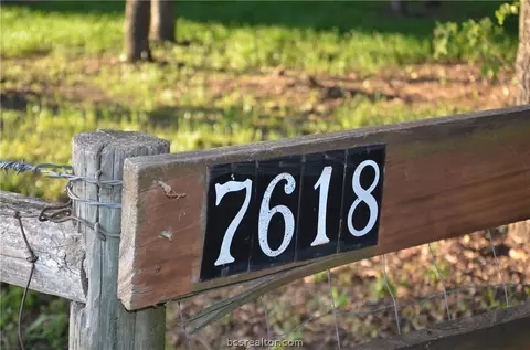 7618 Sandy Point Rd, Bryan, TX 77807 photo 2